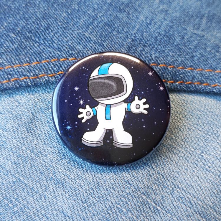 Ansteckbutton Weltraum Astronaut auf Jeans